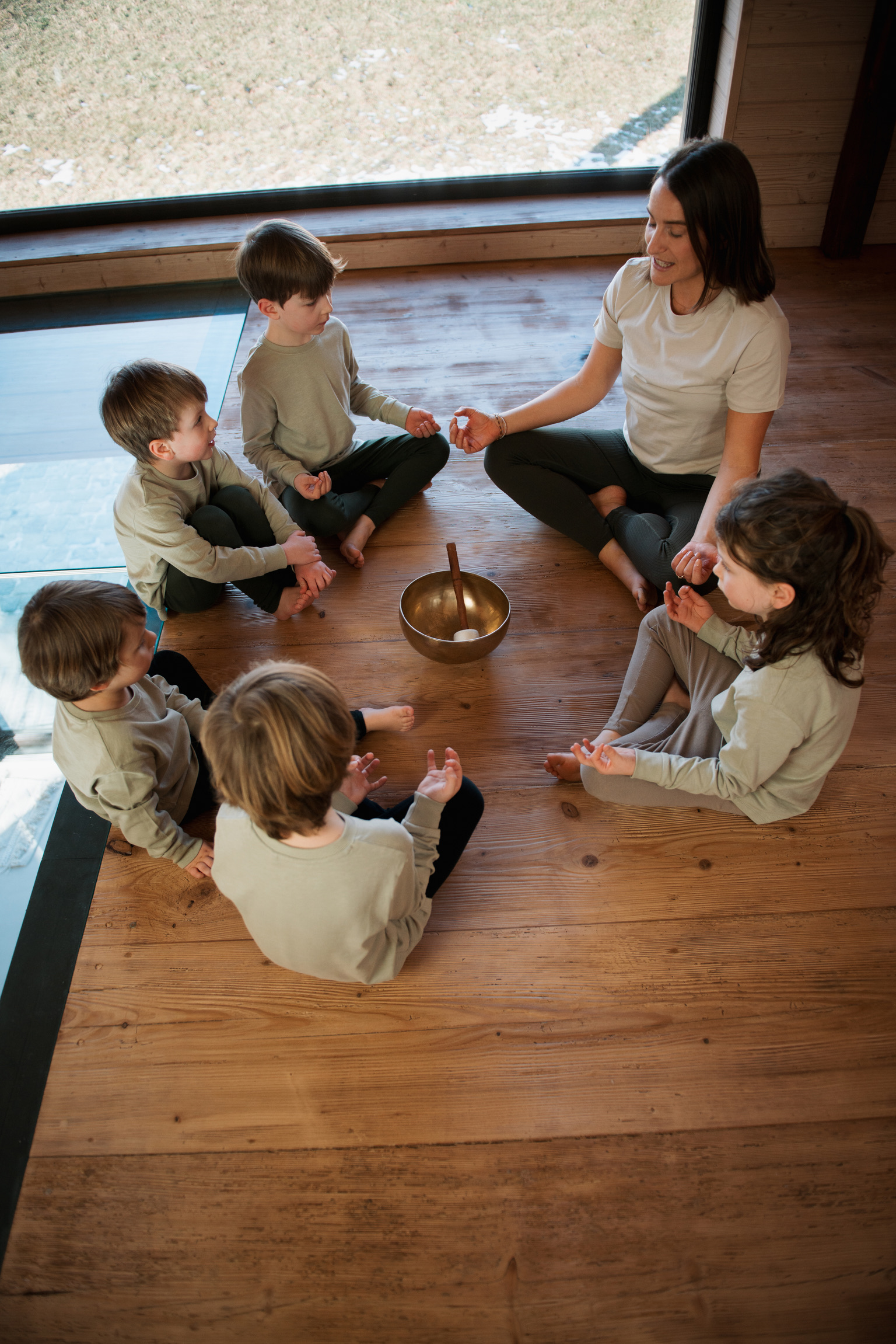 Kinderyoga-Kreis mit Klangschale