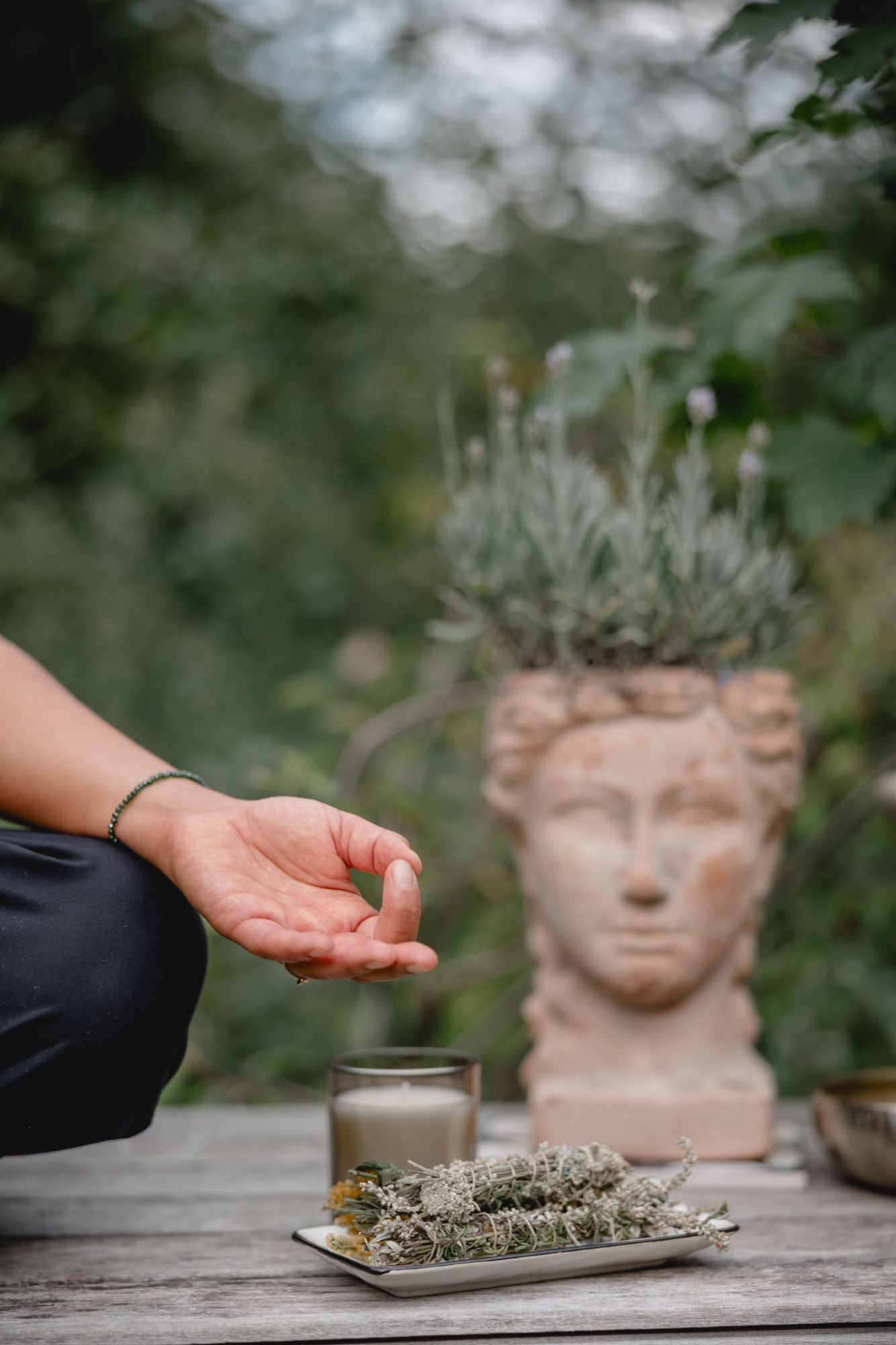 Achtsamkeits-Ritual im Garten