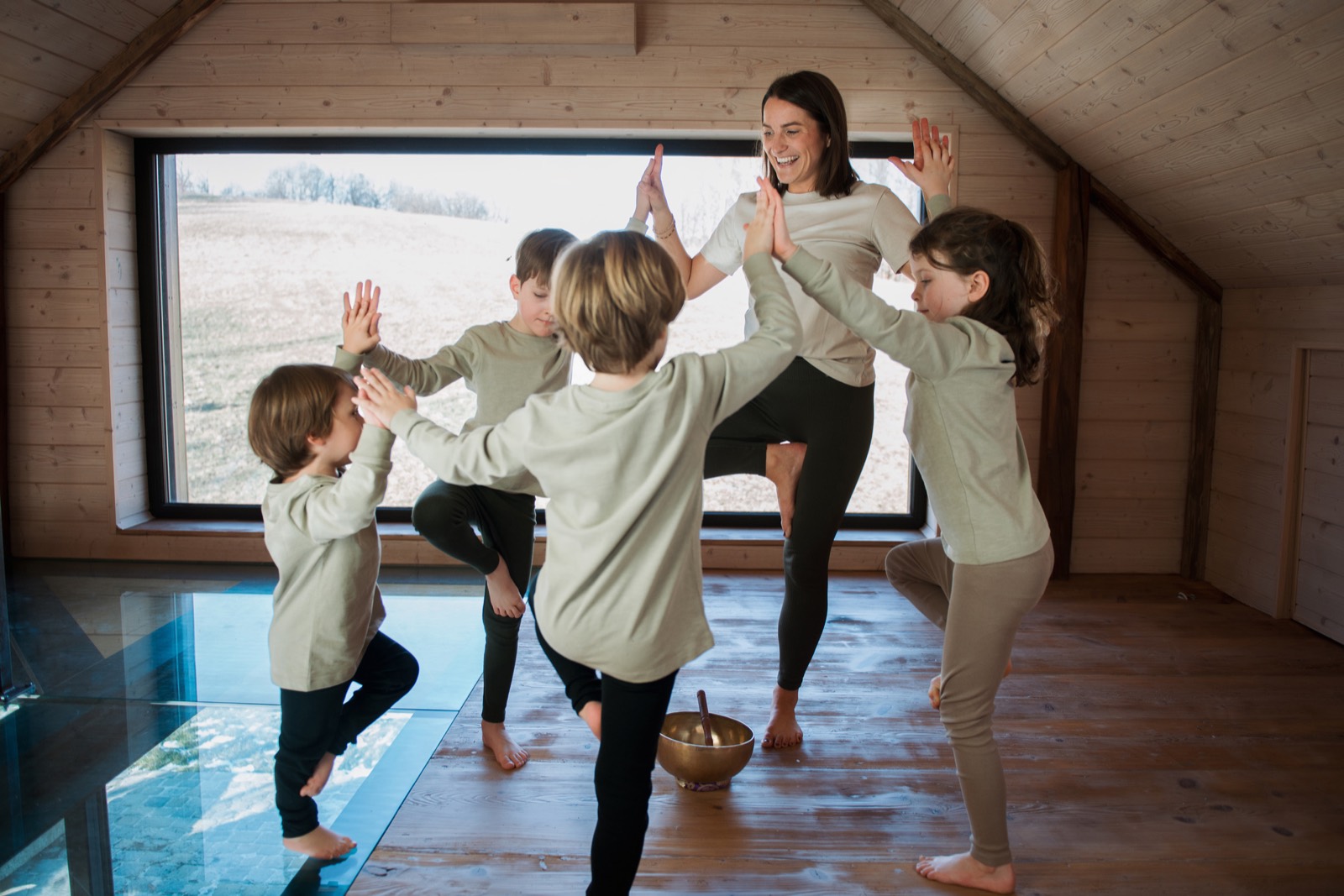 Kinder im Kreis beim Yoga mit Sissi